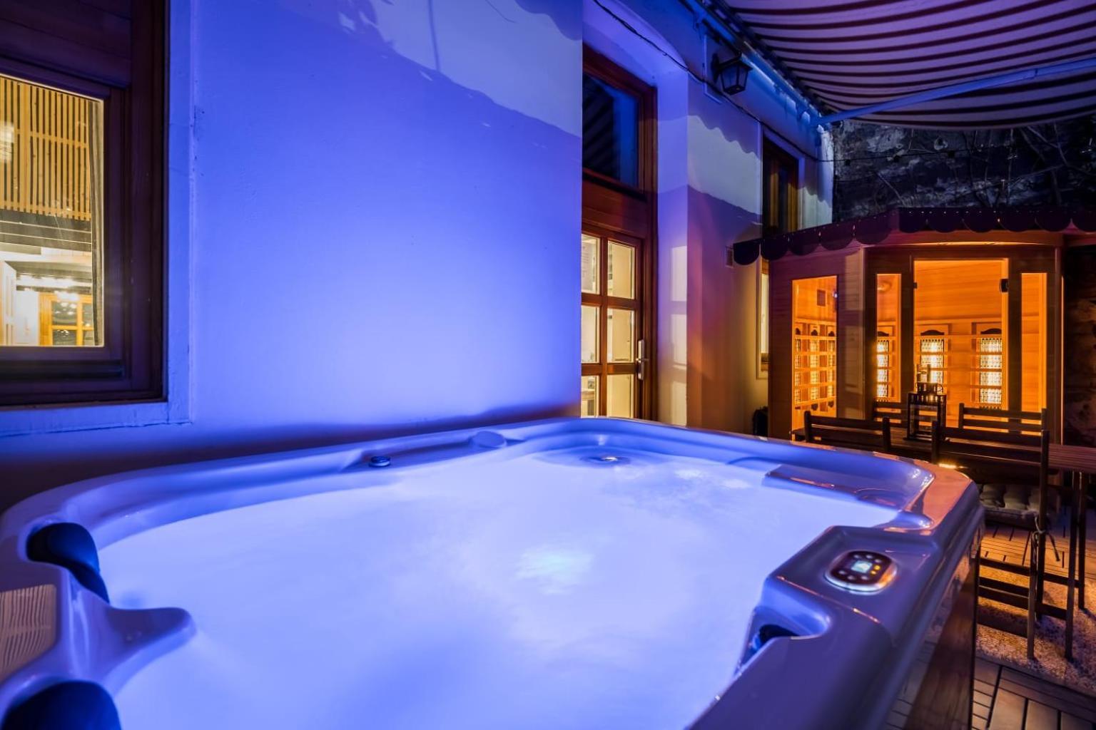 Wellness Wonderland: Garden, Sauna, Jacuzzi In Cbd Budapest Exteriör bild