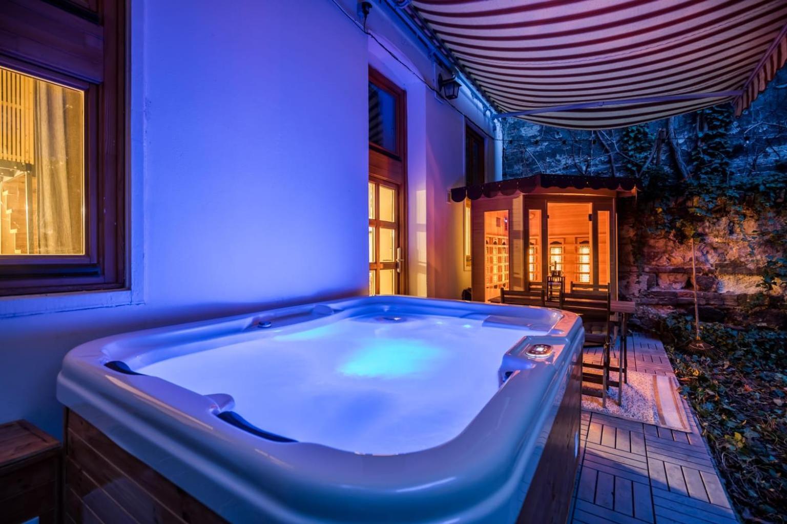Wellness Wonderland: Garden, Sauna, Jacuzzi In Cbd Budapest Exteriör bild
