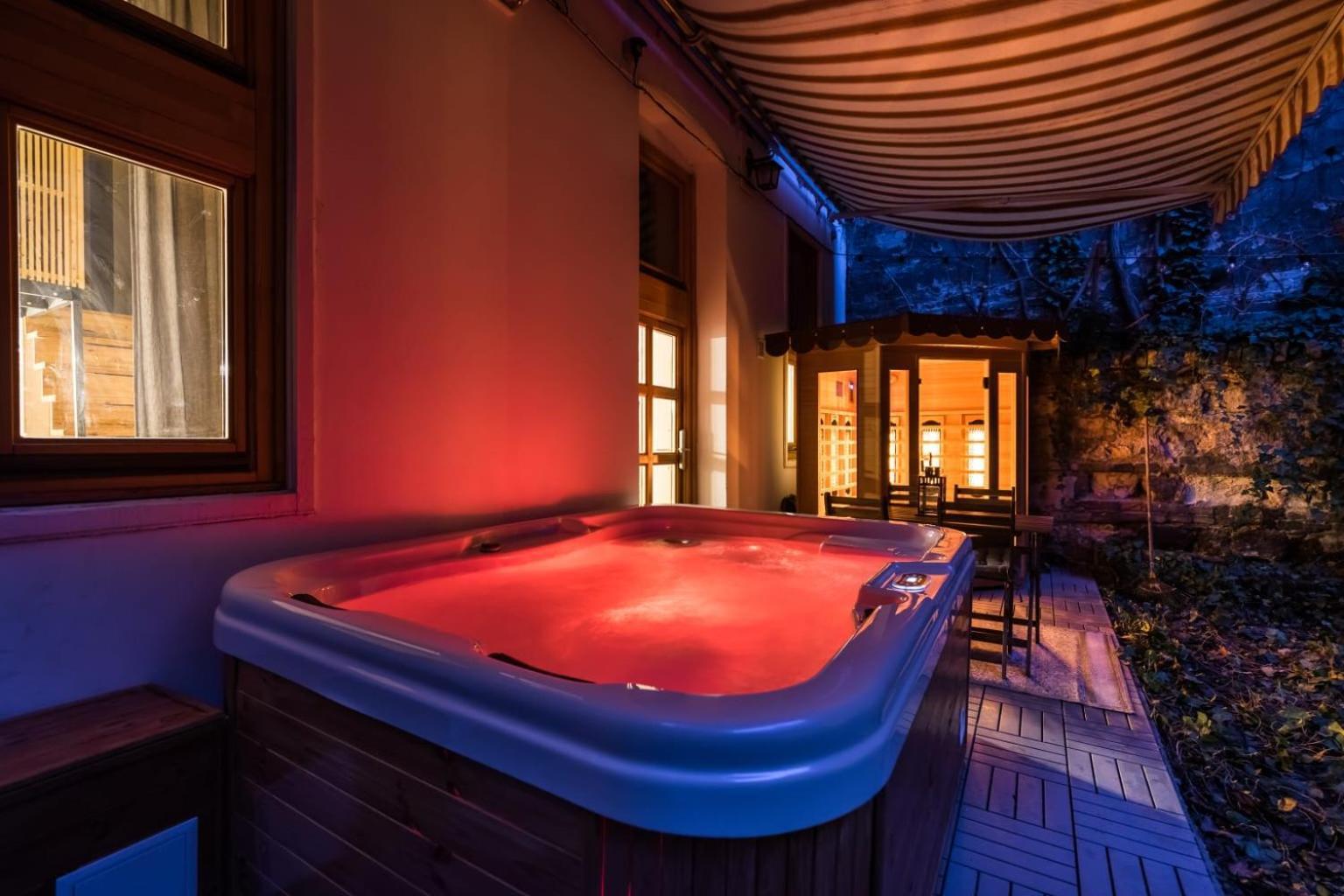 Wellness Wonderland: Garden, Sauna, Jacuzzi In Cbd Budapest Exteriör bild